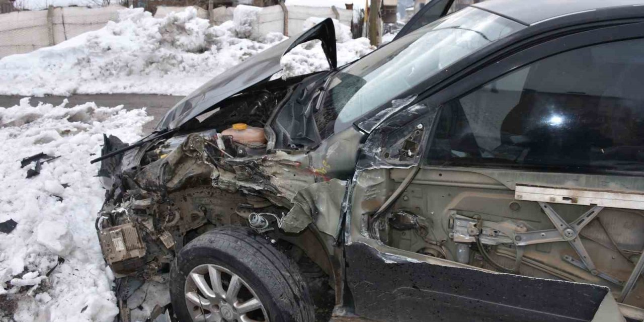 Bingöl’de tren otomobile çarptı, faciadan dönüldü