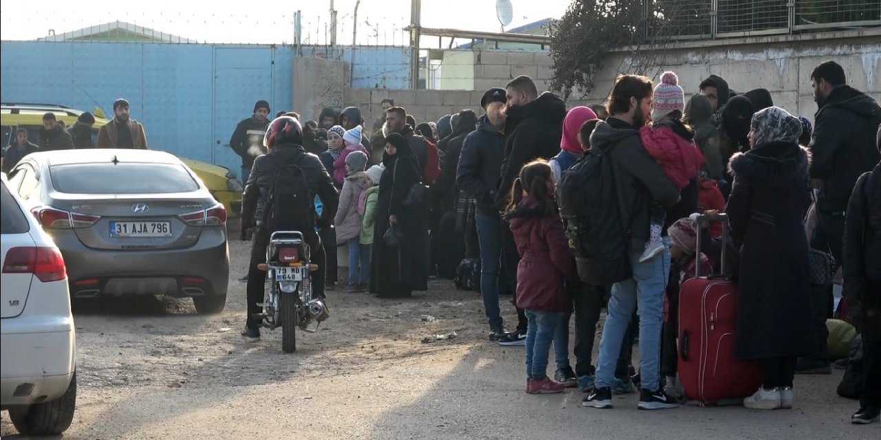 Depremlerden dolayı Suriyeliler ülkelerine dönüyor