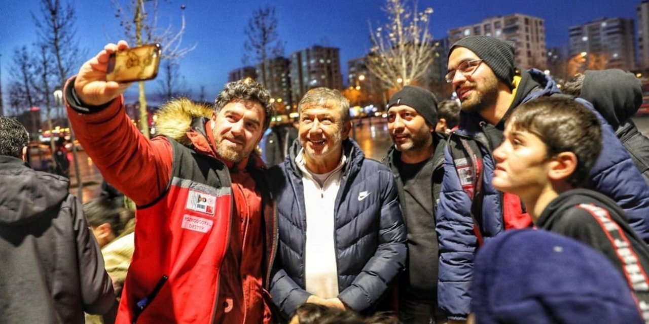 Eski futbolcu Tanju Çolak’tan Diyarbakırlı depremzedelere yardım