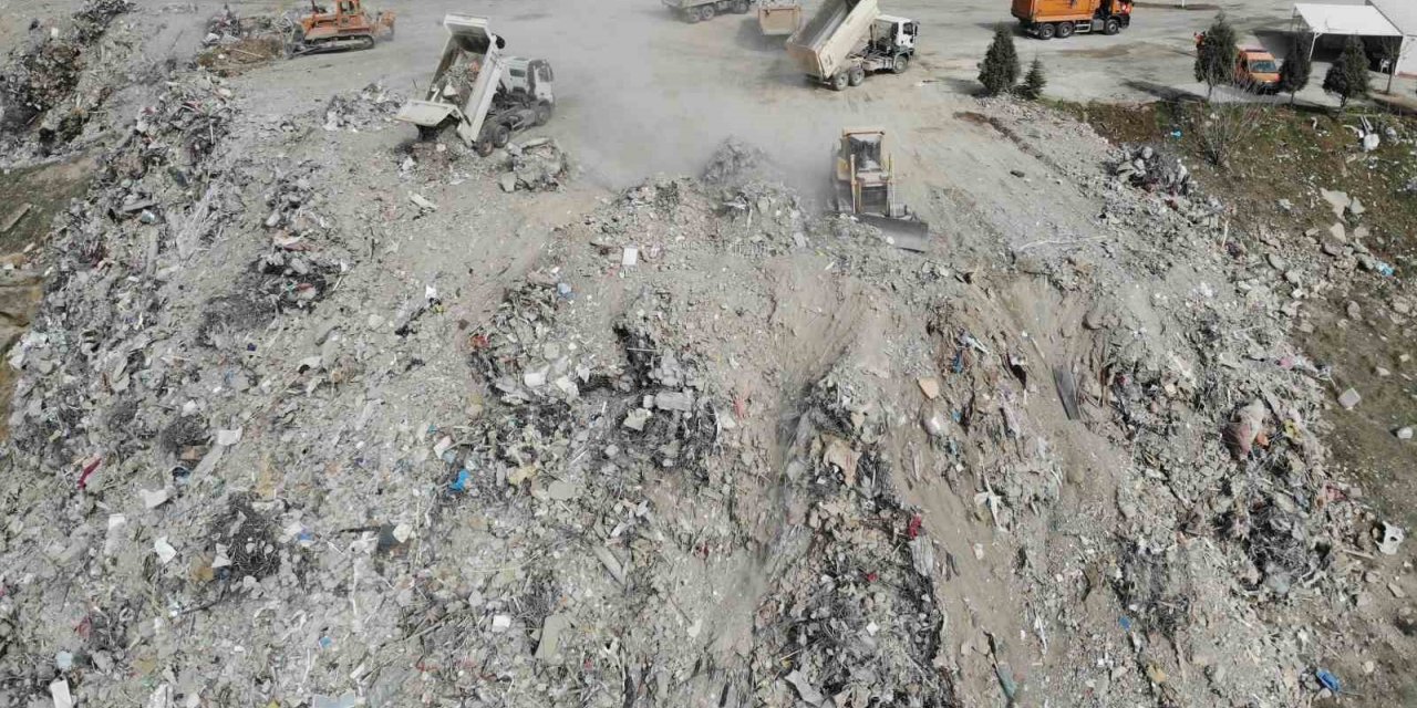 Depremde yıkılan binaların binlerce tonluk enkazı şehir dışına taşınıyor