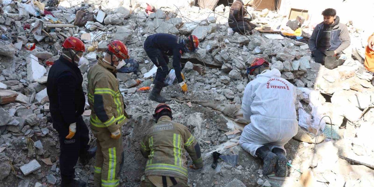 Enkaz yığınlarında nefes arayışı