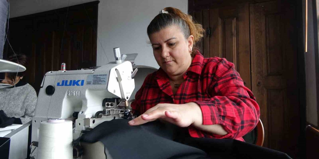 Kastamonulu kadınlar, depremzedeler için kışlık kıyafet dikiyor