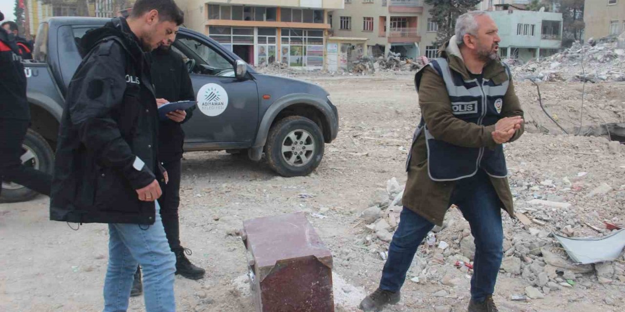 Enkazdan çıkan değerli eşyalar emniyete götürülüyor