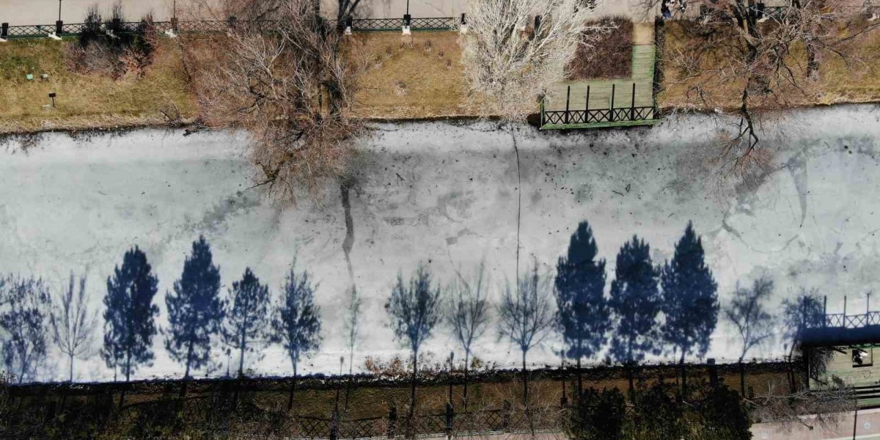 Porsuk Çayı’nın buzu 13 derecede bile çözülmedi