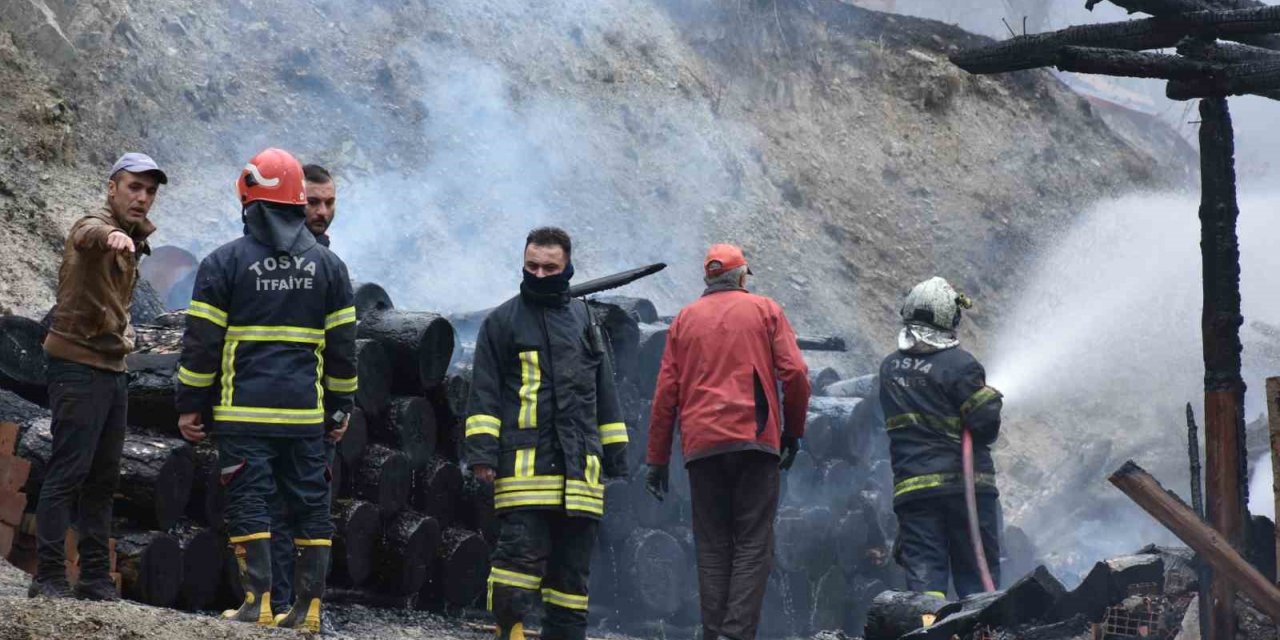 Alevlere teslim olan iki katlı bina küle döndü