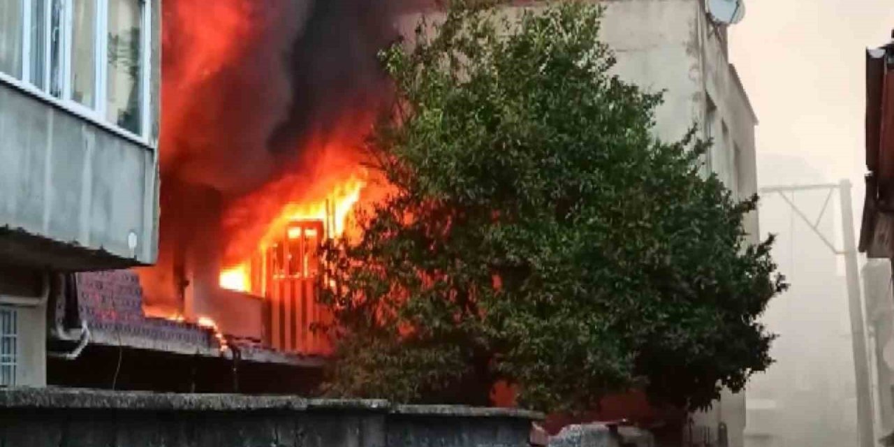 Evde çıkan yangında 2 kişi yaralandı