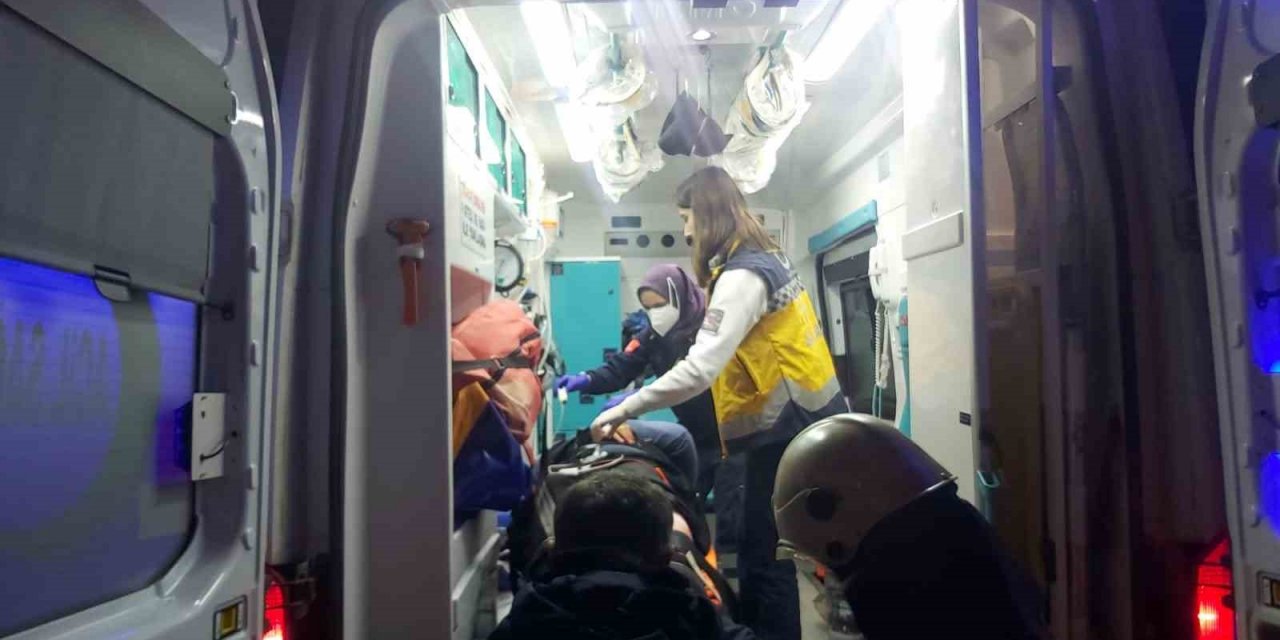 Ters yöne girip karşıdan gelen araçla çarpıştı: 5 yaralı