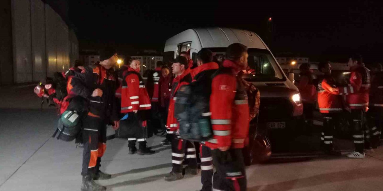 Hatay’daki arama kurtarma çalışmalarına katılan 32 itfaiyeci İstanbul’a döndü