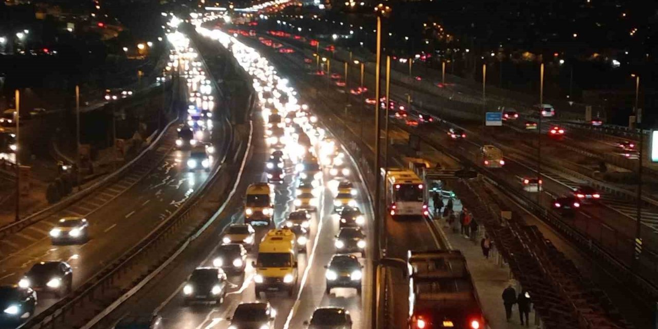 Yarıyıl tatilinin bitmesiyle birlikte İstanbul’da trafik yoğunluğu oluştu
