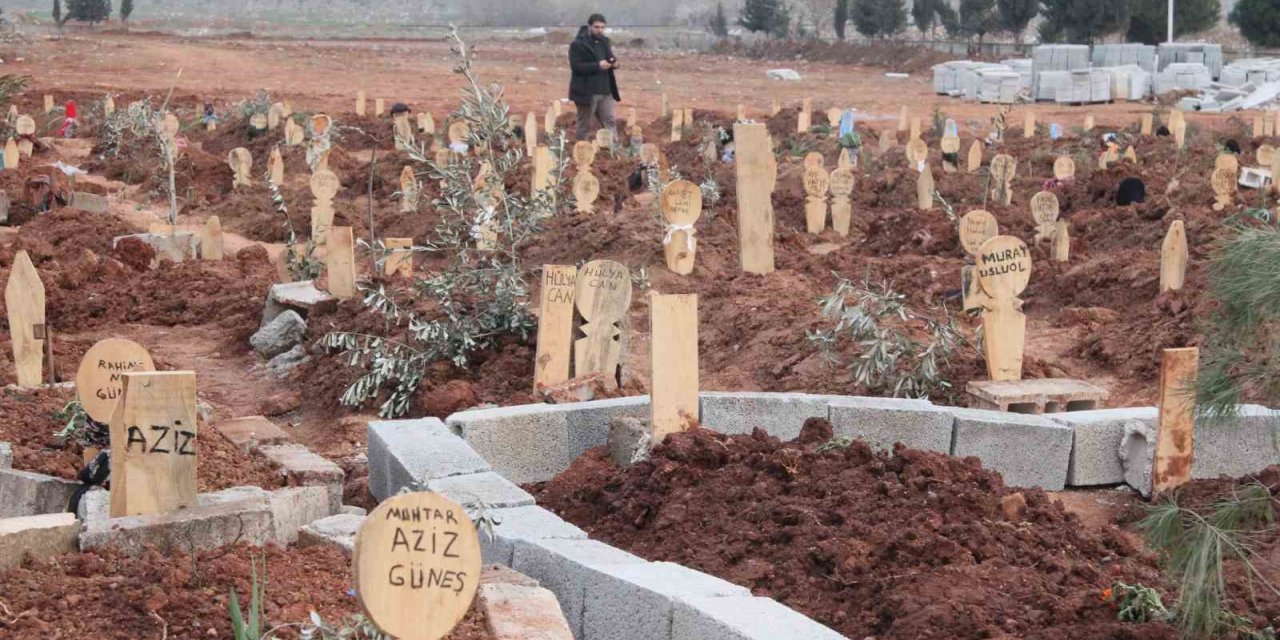 Yarım kalan hikayeler mezarlara yansıdı: Depremde ölenlerin mezarları yürekleri burktu