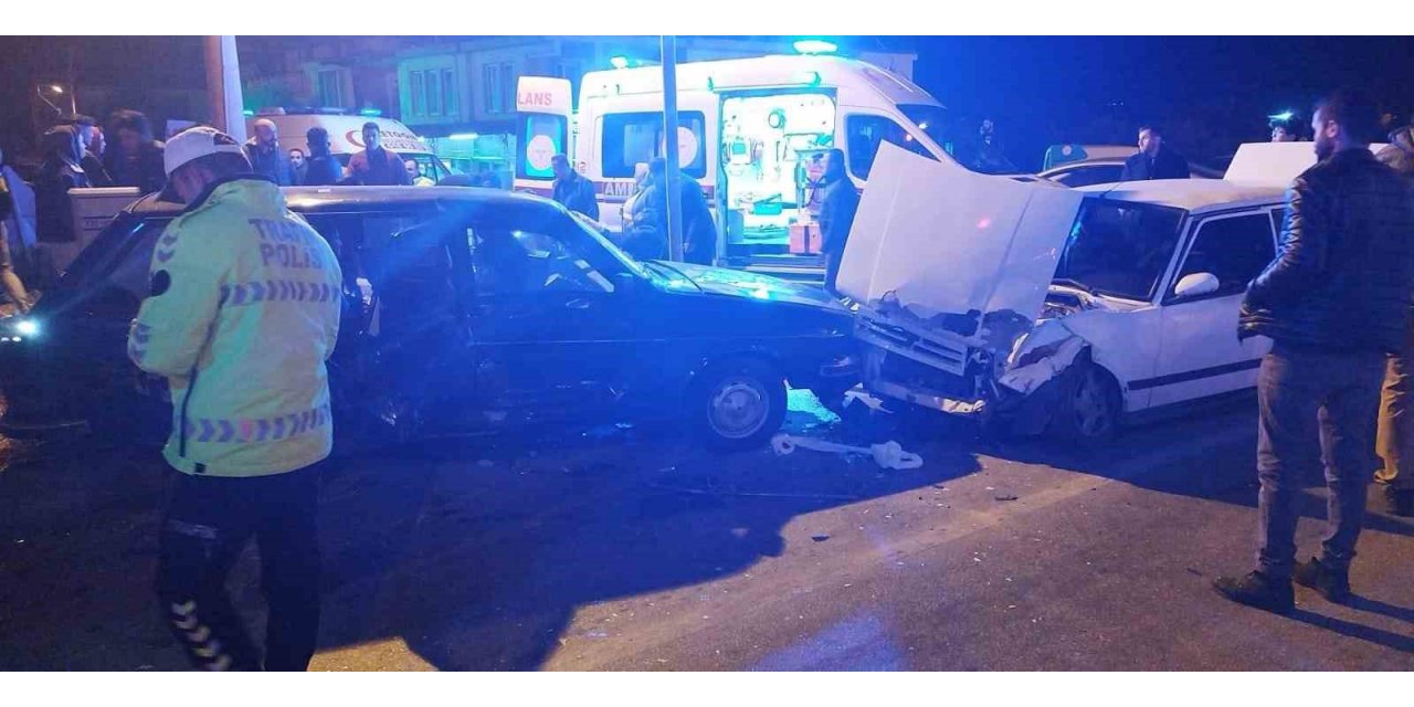 Fethiye’de iki otomobilin çarpıştığı kazada 10 kişi yaralandı