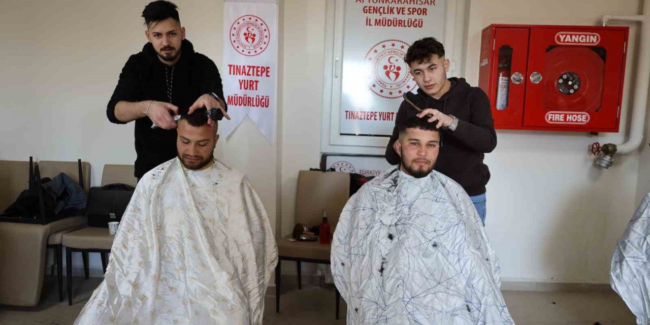 Afyonkarahisar’da depremzedelere ücretsiz tıraş hizmeti