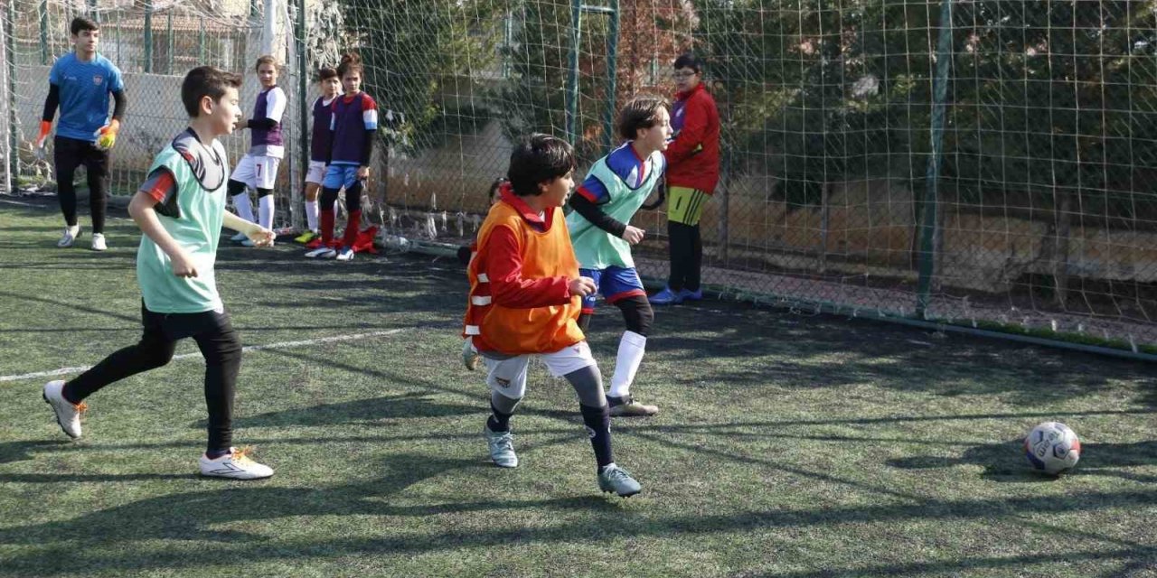 Denizli futbolcu fabrikası çalışıyor