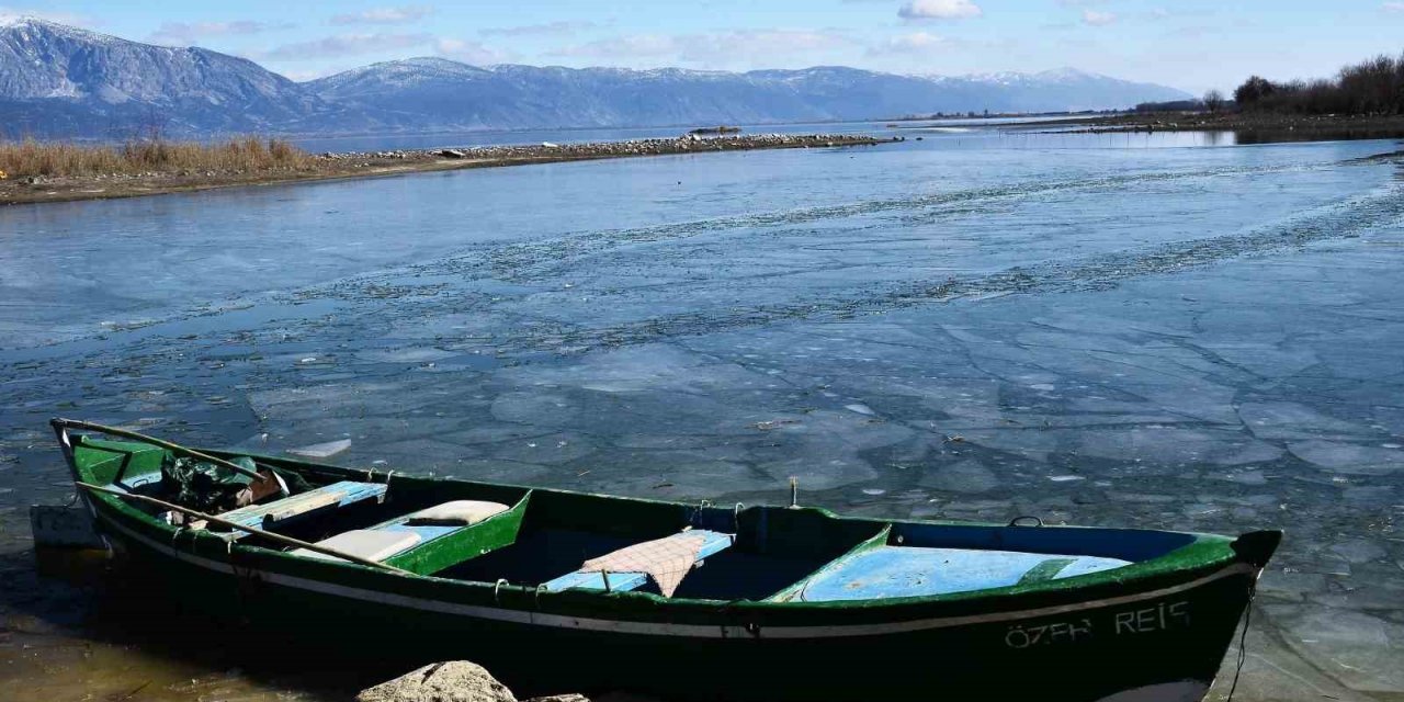 Nilüferleriyle meşhur Işıklı Gölü dondu