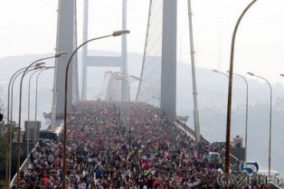 Köprü beşik gibi sallandı!  VİDEO