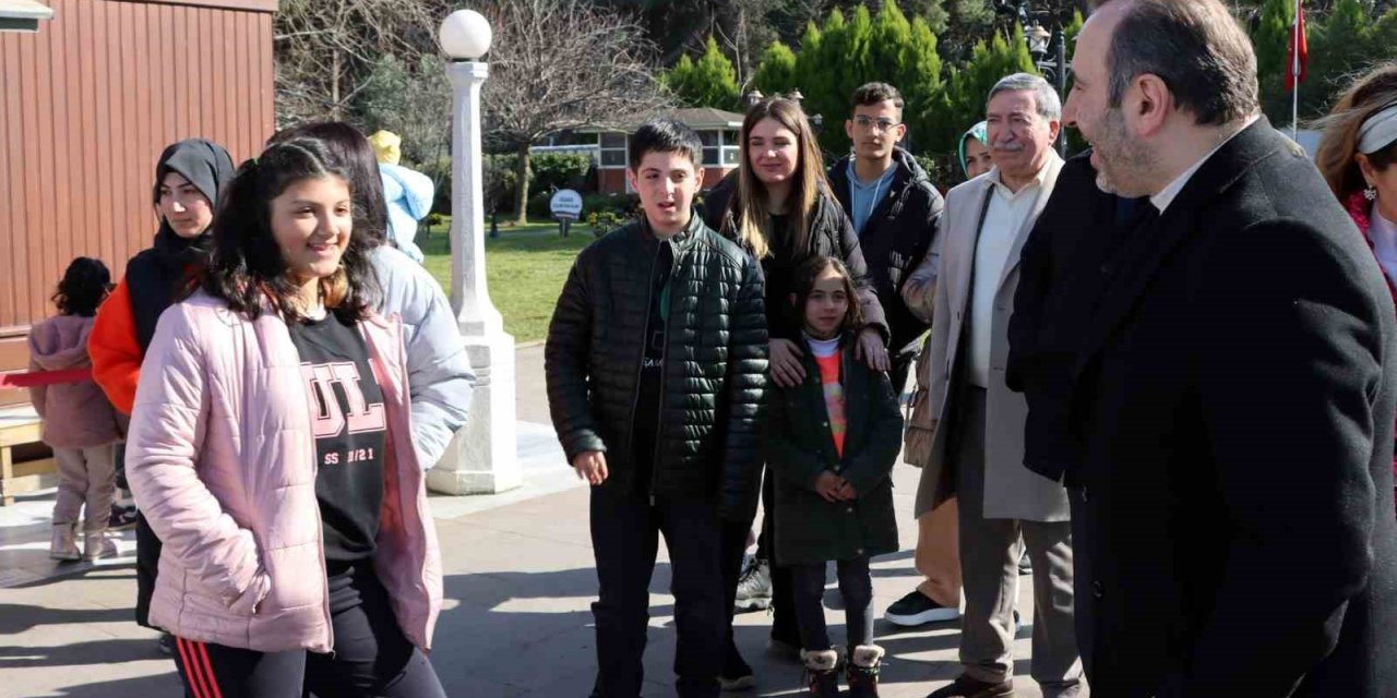 Tutuk, depremzede çocukları Yürüyen Köşk’te ağırladı