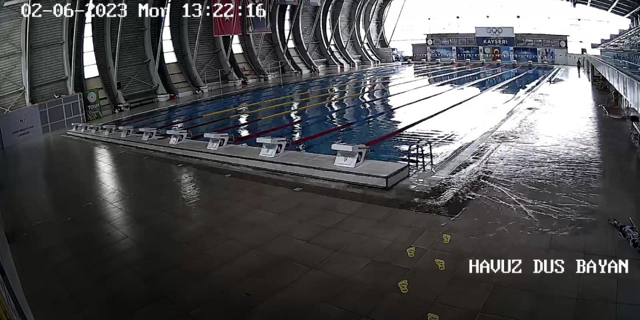 Deprem anında havuz taştı, o anlar kamerada