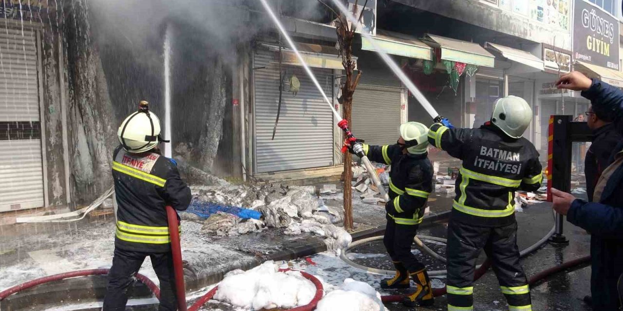 Batman’da sünger ve yün satan iş yeri yangında kullanılamaz hale geldi