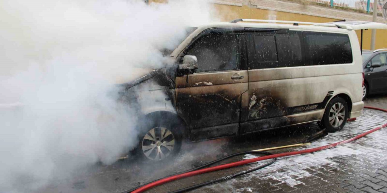 Seyir halindeki ticari araç, alev topuna döndü