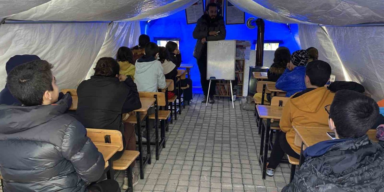 Adıyaman’da çocuklar çadır sınıflarda ders başı yaptı, İstiklal Marşı’nı okudu