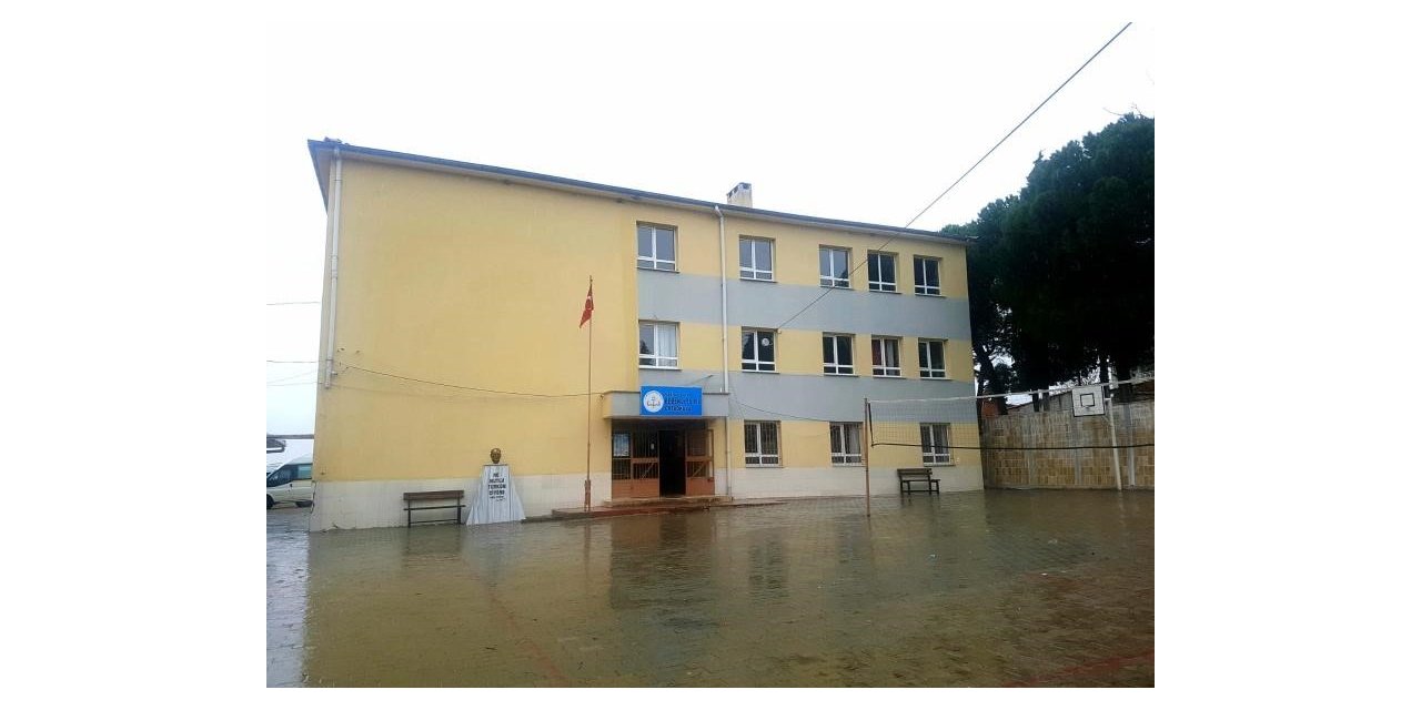 Kula’da depreme dayanıksız olduğu tespit edilen bir okula yıkım kararı