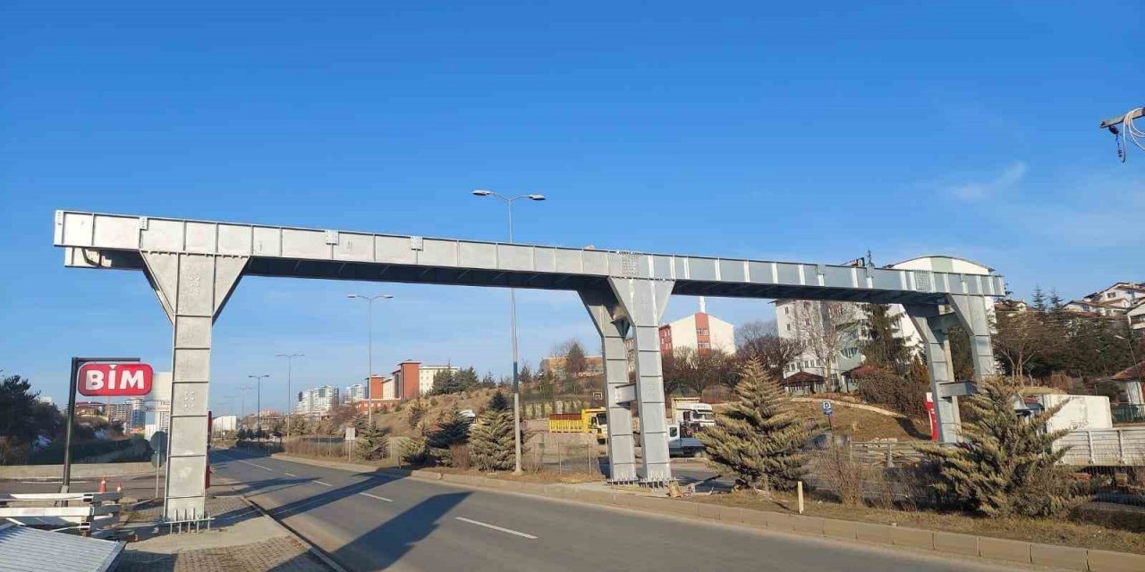 Kastamonu’da yaya üstgeçidinin tabliye montajı yapıldı