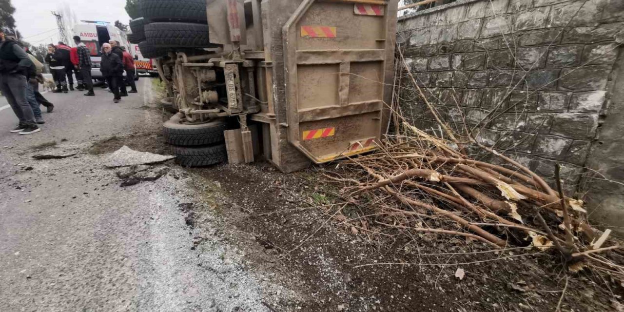 Koçarlı’da hafriyat kamyonu devrildi