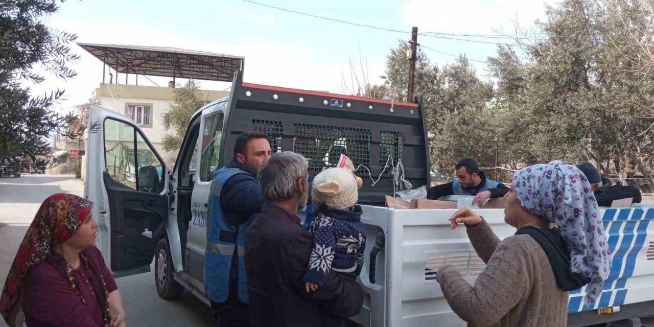 Ümraniye Belediyesi ekipleri afetzedelere gıda, giysi ve battaniye dağıttı