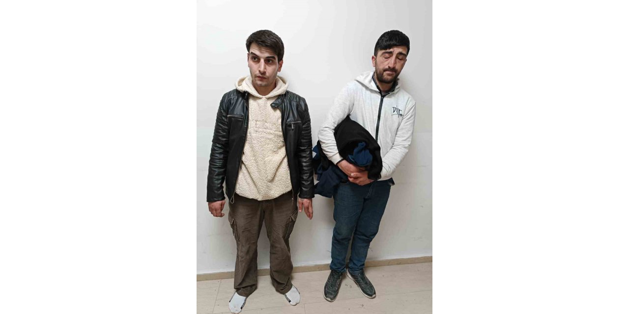 Depremzedelere gönderilecek kıyafetleri çalarken suçüstü yakalandılar