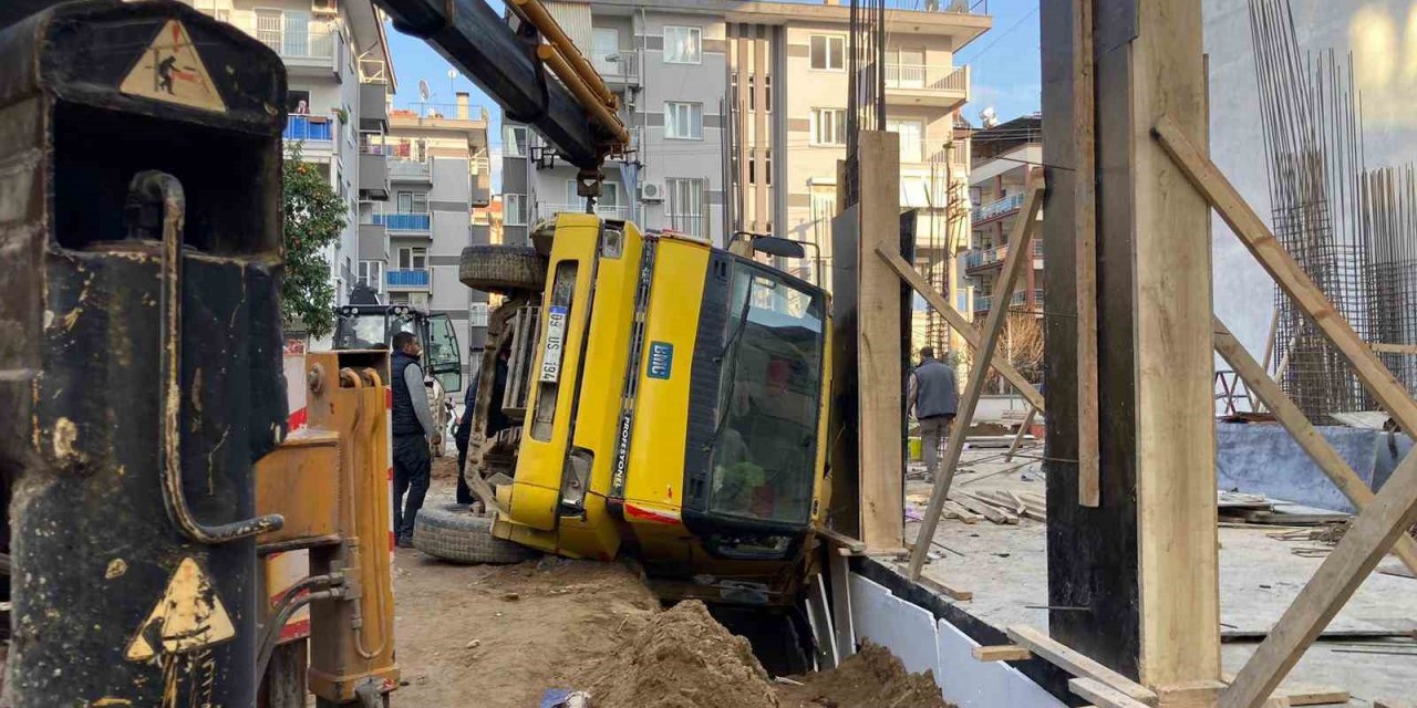 Yük boşaltan kamyon devrildi: 1 yaralı