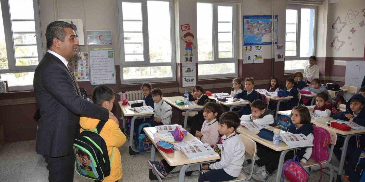 Denizli’de 850 depremzede öğrenci yeni arkadaşlarıyla ilk derslerine katıldı