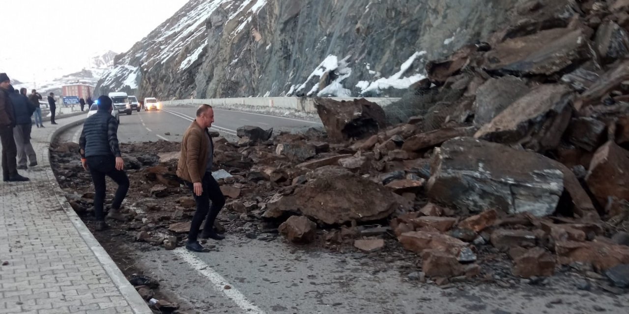 Hakkari-Van karayolunda heyelan