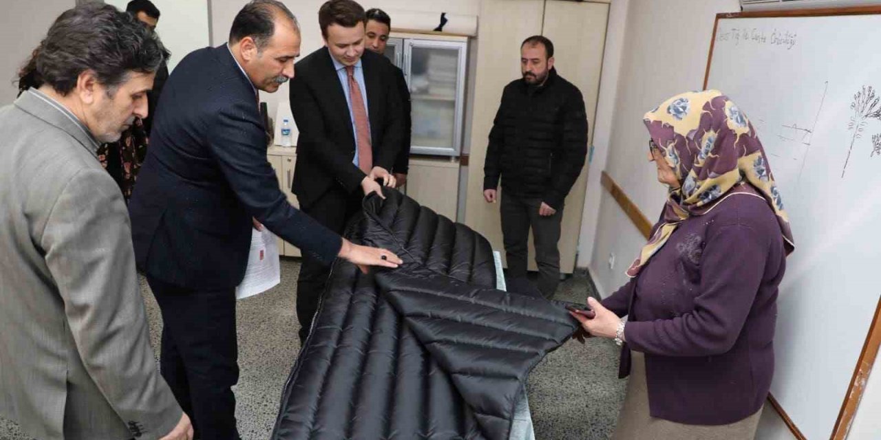 Erzincan Halk Eğitim Merkezi depremzedeler için uyku tulumu dikiyor