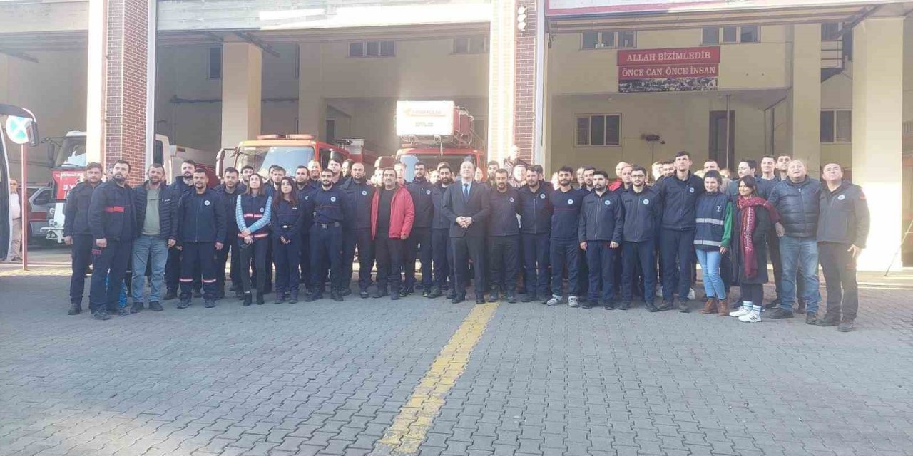 Enkazdan 4 kişiyi kurtaran Tekirdağ itfaiyesi çalışmalarını tamamlayıp kente döndü