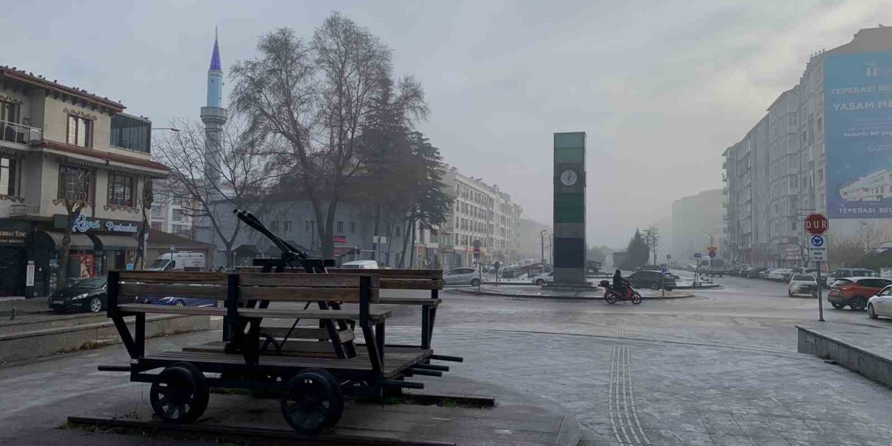 Eskişehirliler güne puslu hava ile uyandı