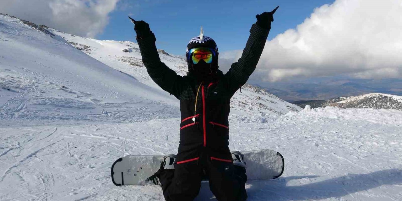Denizli Kayak Merkezi, snowboard ve yamaç paraşütü tutkunlarının gözde mekanı oldu