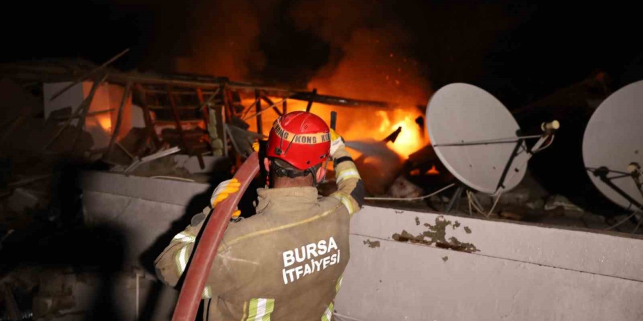 Enkazda çıkan yangını Bursa itfaiyesi söndürdü