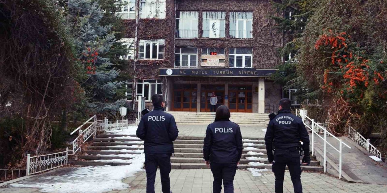 Polis ekiplerinden okul çevrelerinde denetim