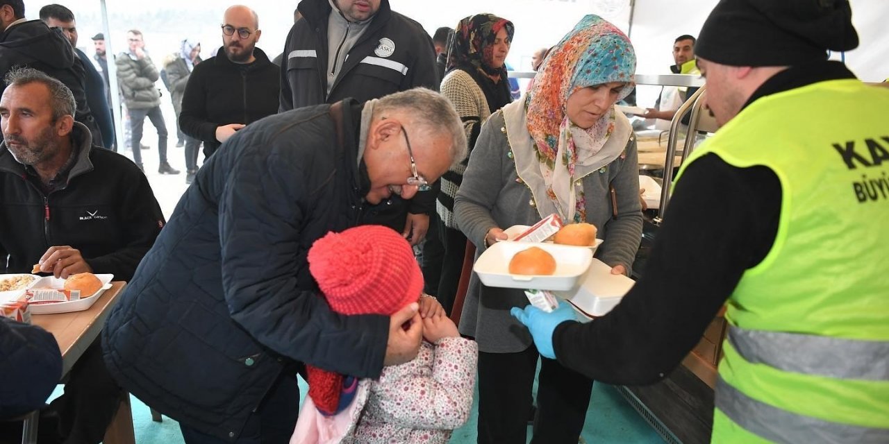Kayseri Büyükşehir Belediyesi, İlk Konteyner Kentte Sıcak Yemek Dağıtıyor
