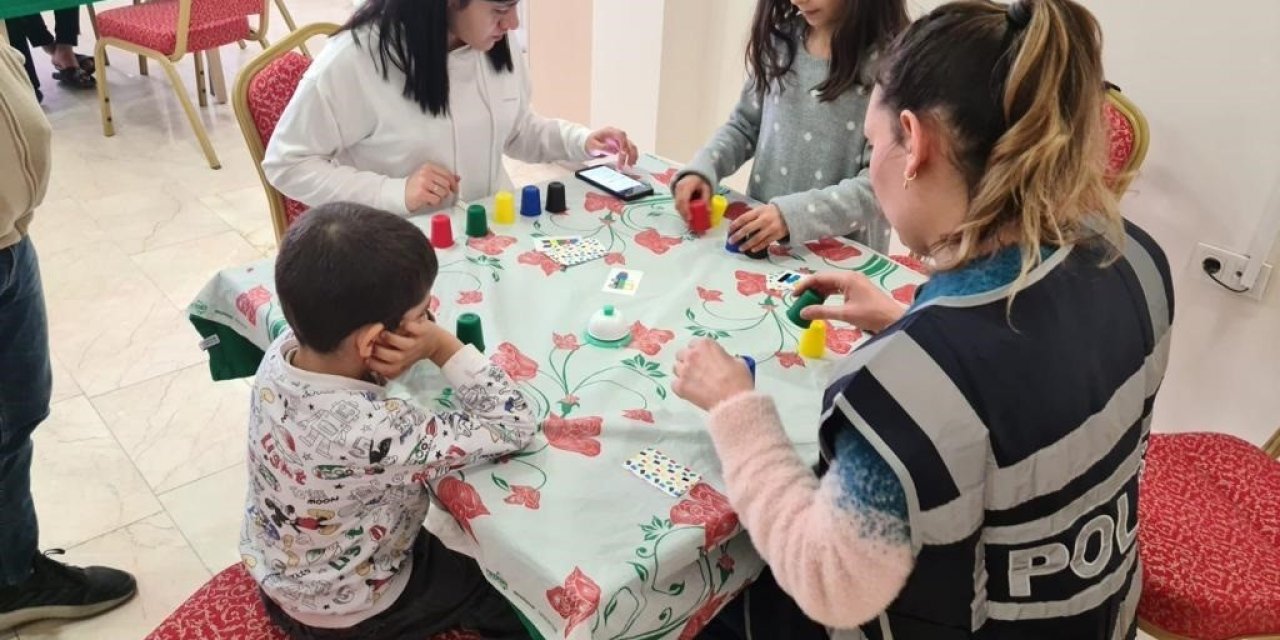 Depremzede çocuklara polisten psikolojik destek