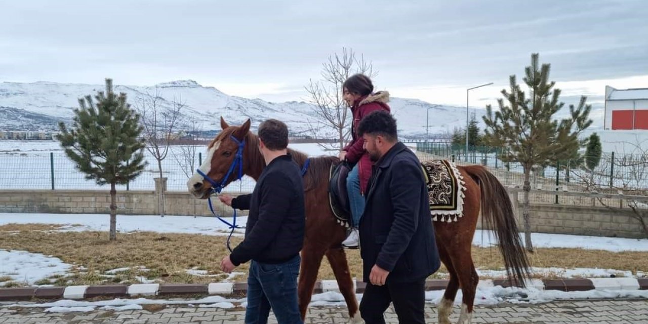 Develi’de depremzede çocuklar at bindi