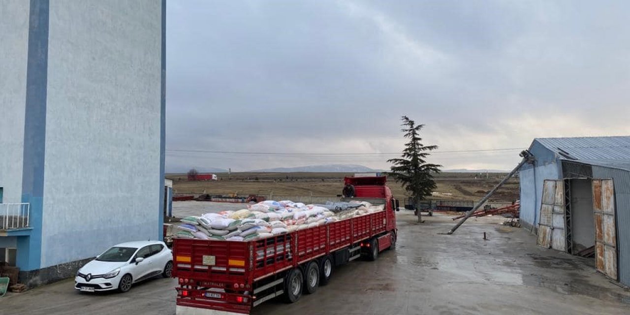 Deprem bölgesindeki besicilere 1 tır yem daha gönderildi