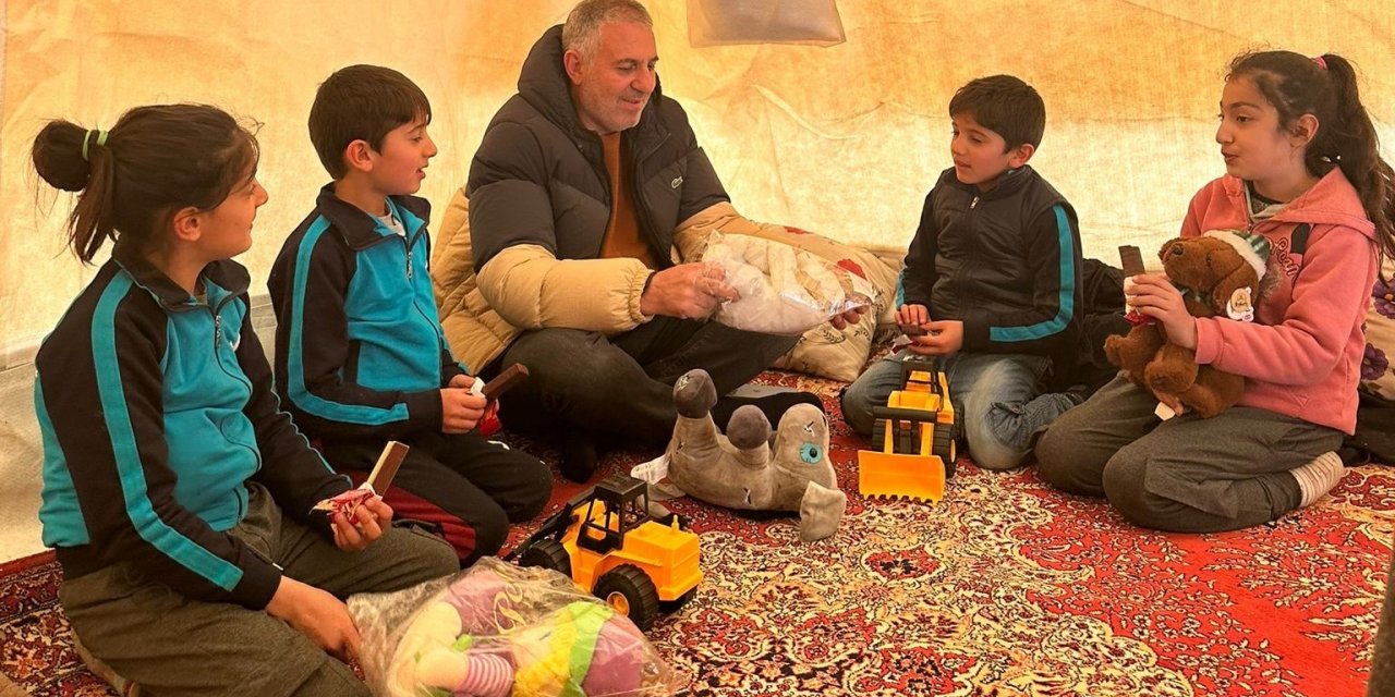 Adanalı kebapçı her gün depremzedelere yardım götürüyor