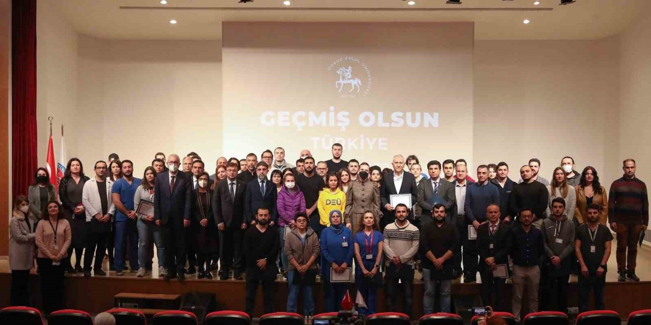 Deprem bölgesinden dönen DEÜ ekiplerine teşekkür belgesi