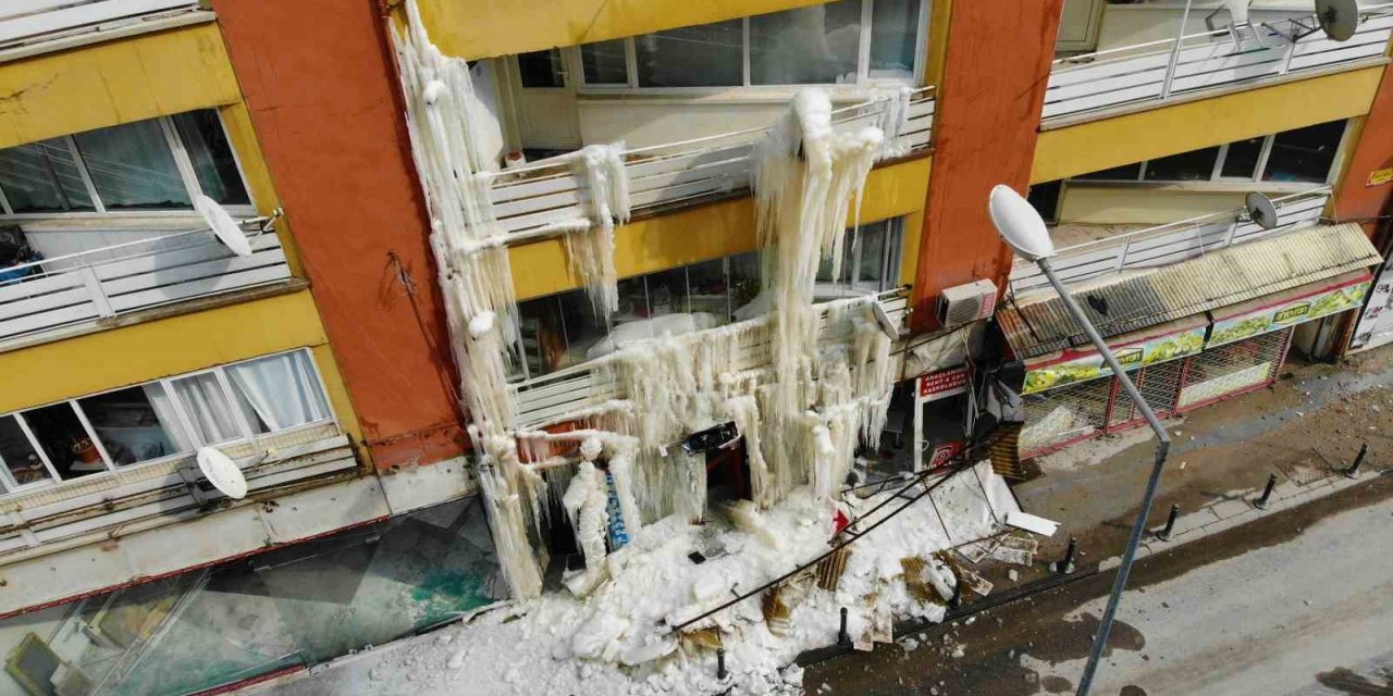 Kombisi patlayan ağır hasarlı bina, soğuk havada buz dağına döndü
