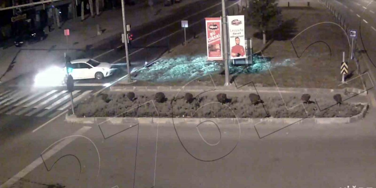 Işıkta bekleyen araca çarptı