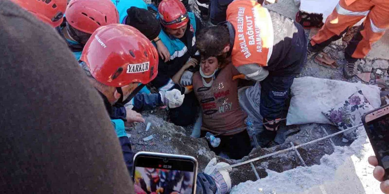 Enkaz altındaki anne ile kızı, papağan sayesinde kurtuldu