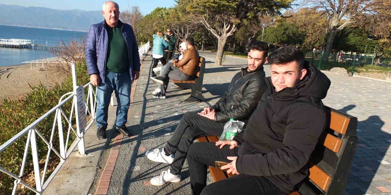 Burhaniye’de güneşli havayı görenler sahillere akın etti