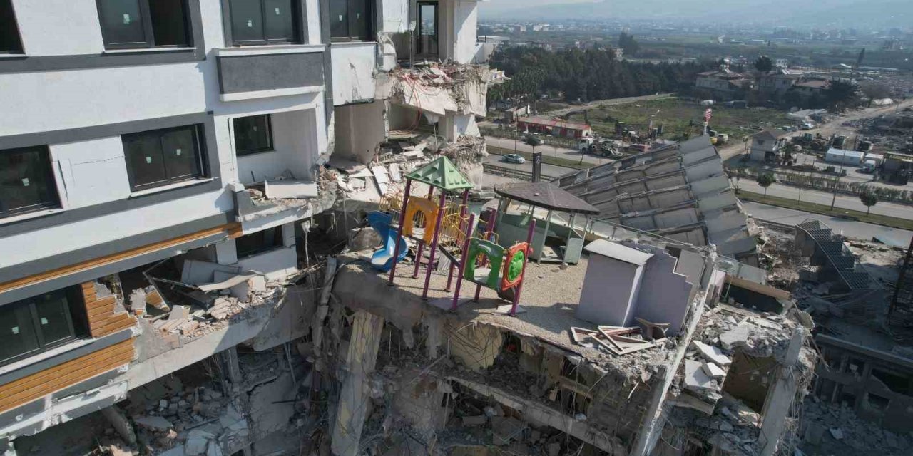 Yıkılan binada havuz yapılacağı gerekçesiyle kolon kesildiği iddiası