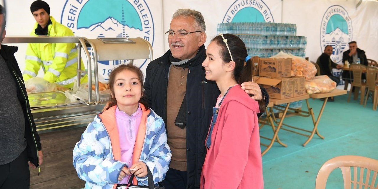 KAYMEK’in Kışlık Örgüleri Depremzedeleri Isıtıyor